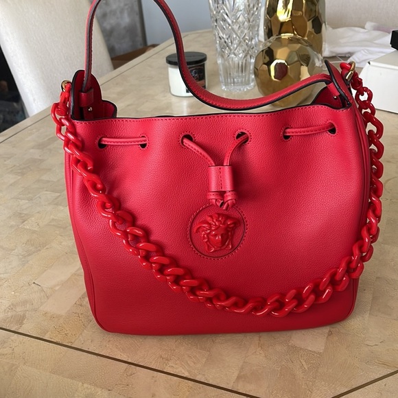 VERSACE
Grained Calfskin La Medusa Bucket
Bag Red
Bag - Picture 7 of 17